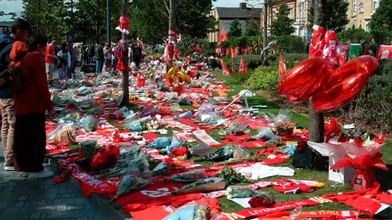 Liverpool, il tributo dei tifosi a Diogo Jota davanti allo stadio di Anfield -  le immagini