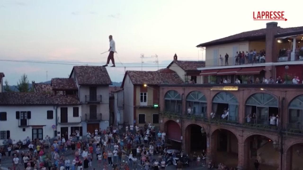 Asti, attraversa la piazza su un cavo d'acciaio sospeso a 20 metri d'altezza: l'impresa spettacolare