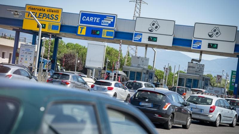 Il governo tenta il blitz per aumentare i pedaggi. Costretto al dietrofront