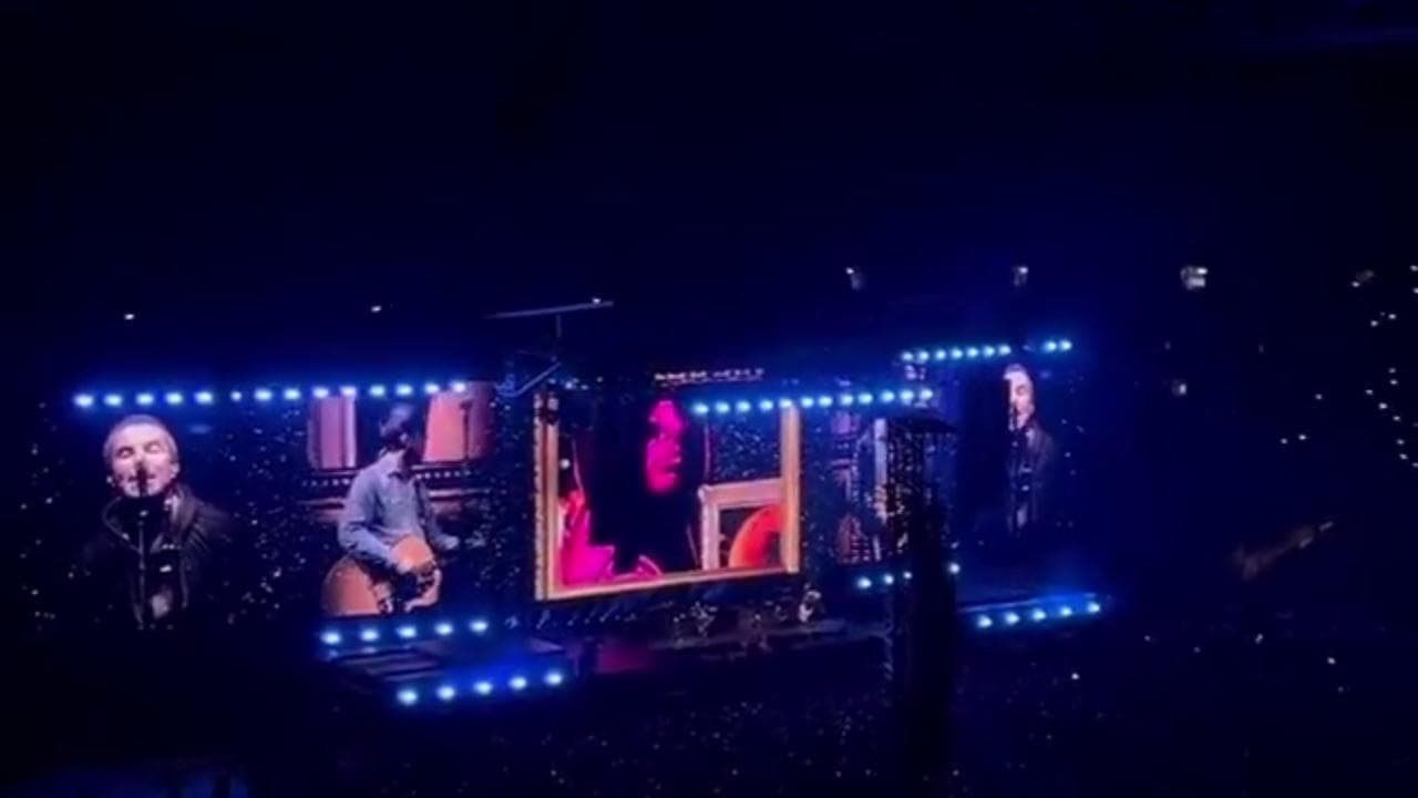 Il ritorno degli Oasis: cantano Wonderwall insieme sul palco dopo 16 anni