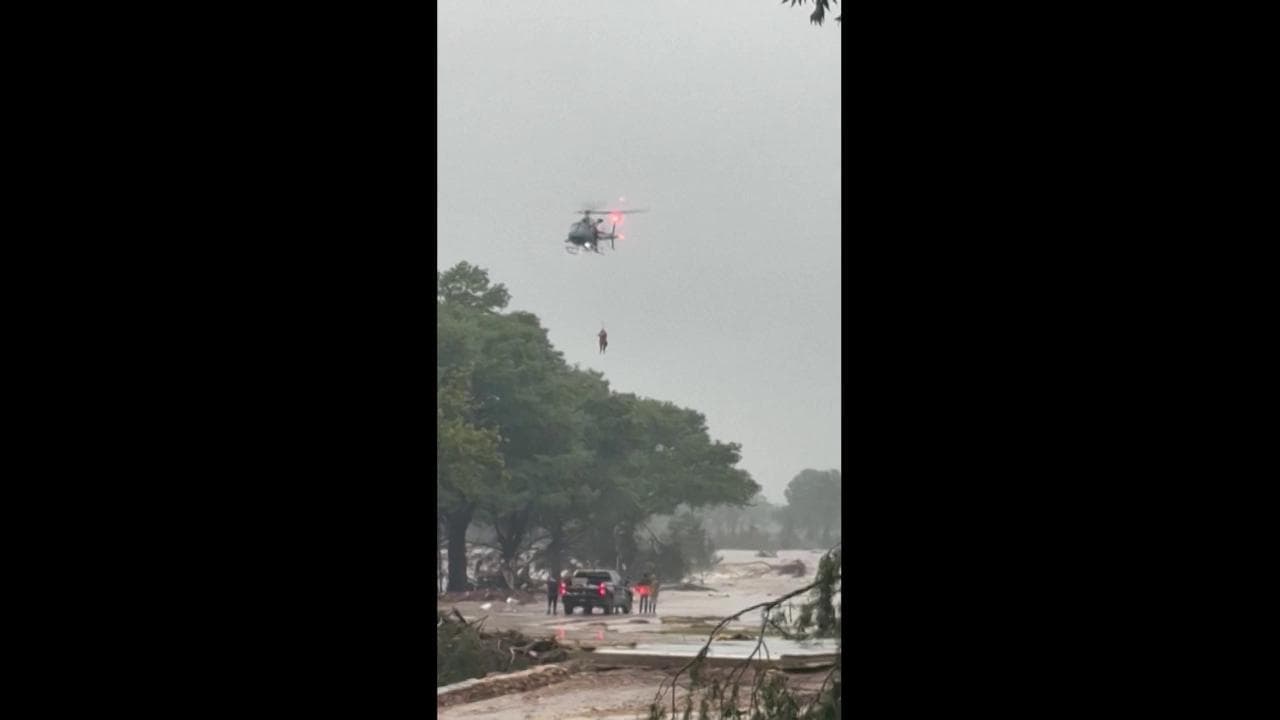 Inondazione in Texas, il soccorso con l'elicottero nell'area devastata