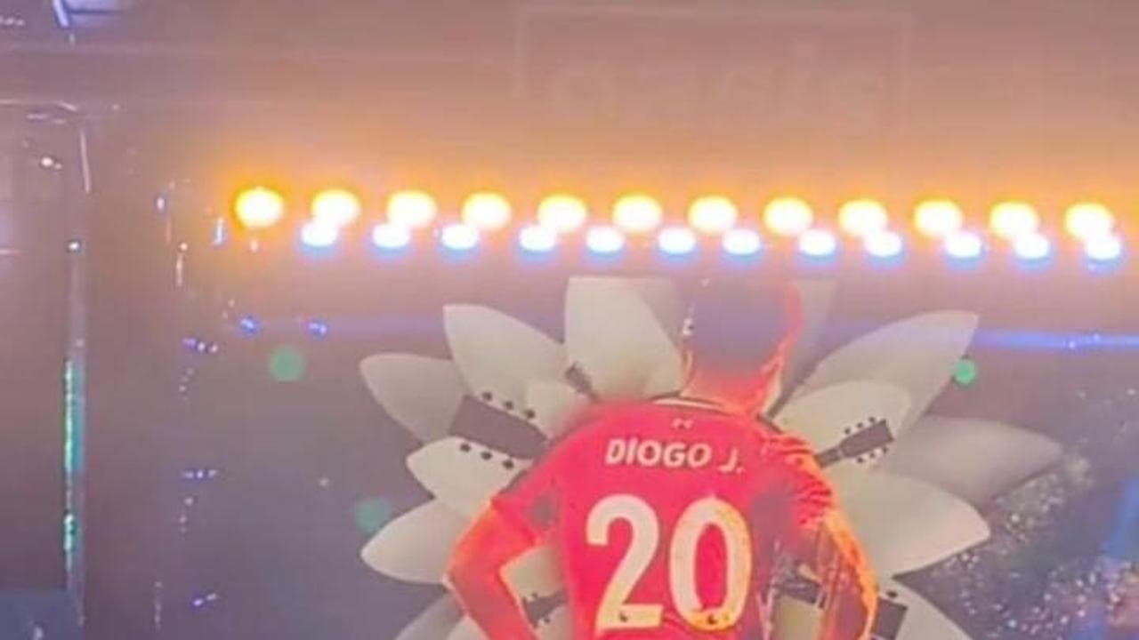 Il ritorno degli Oasis, l'omaggio a Diogo Jota sulle note di 'Live Forever'