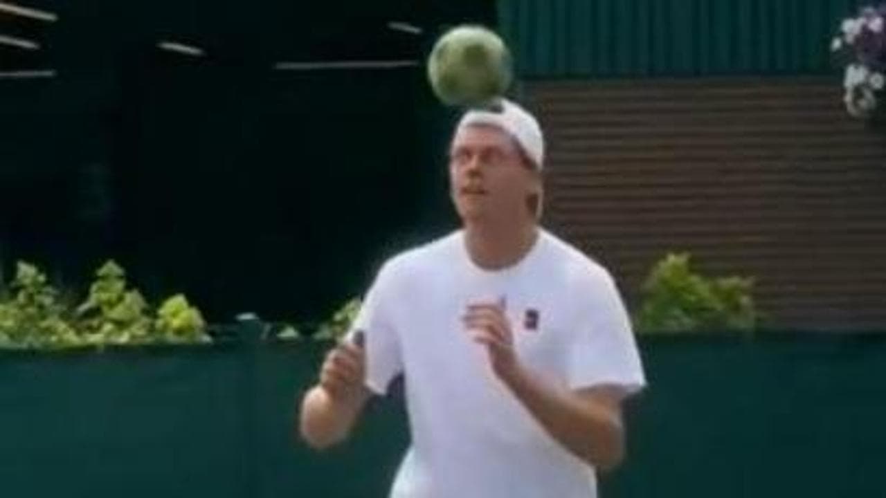 Lo spettacolo dei palleggi di Sinner a Wimbledon: di testa, di tacco, di spalla