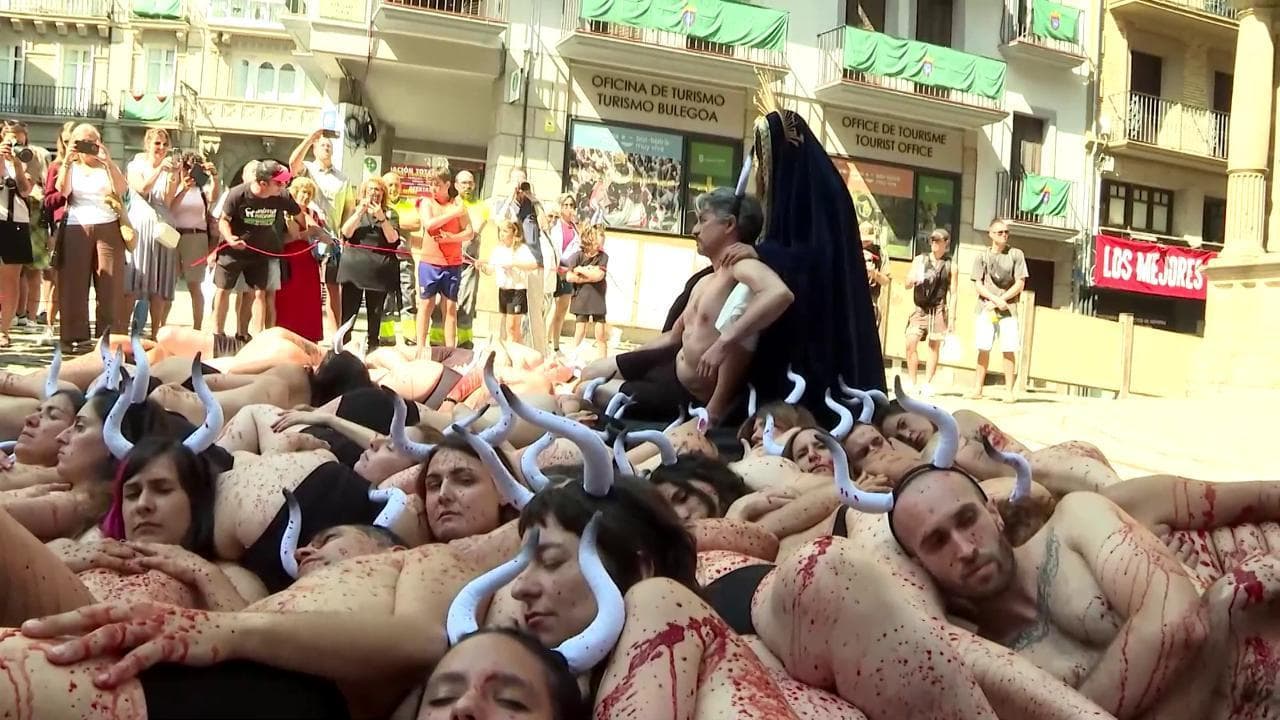 Corpi nudi e sangue finto: la protesta animalista contro la corsa dei tori a Pamplona