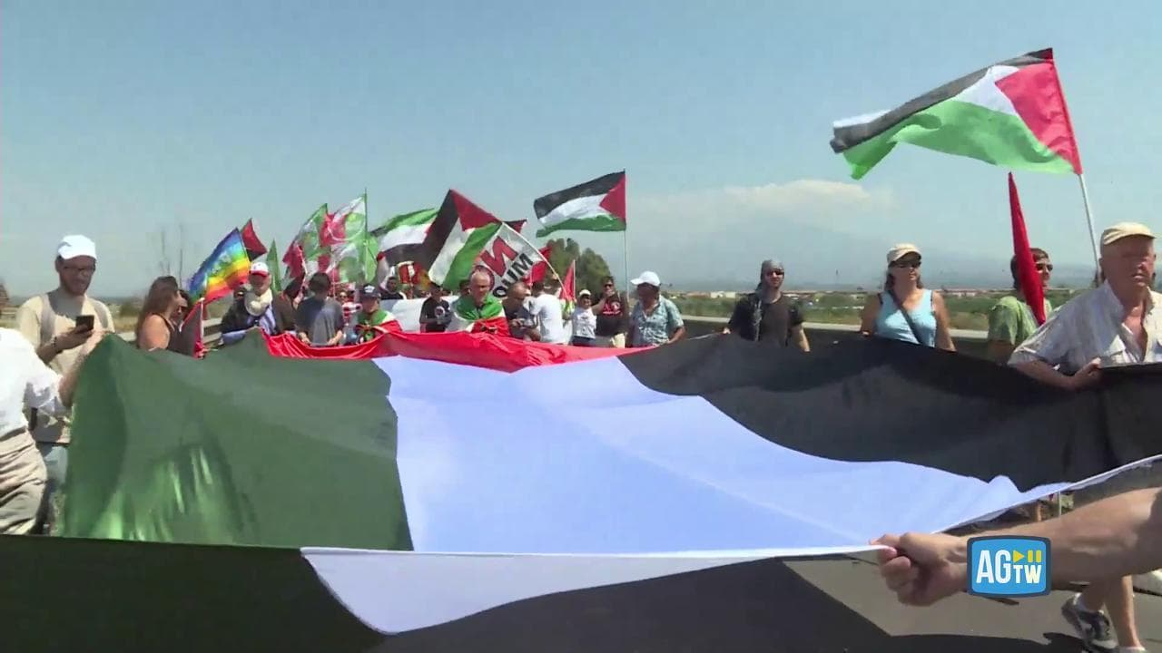 Sigonella, davanti alla base militare la manifestazione per la Palestina e contro la guerra