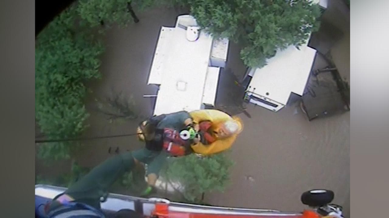 Alluvione in Texas, il salvataggio in soggettiva della guardia costiera delle persone sui tetti