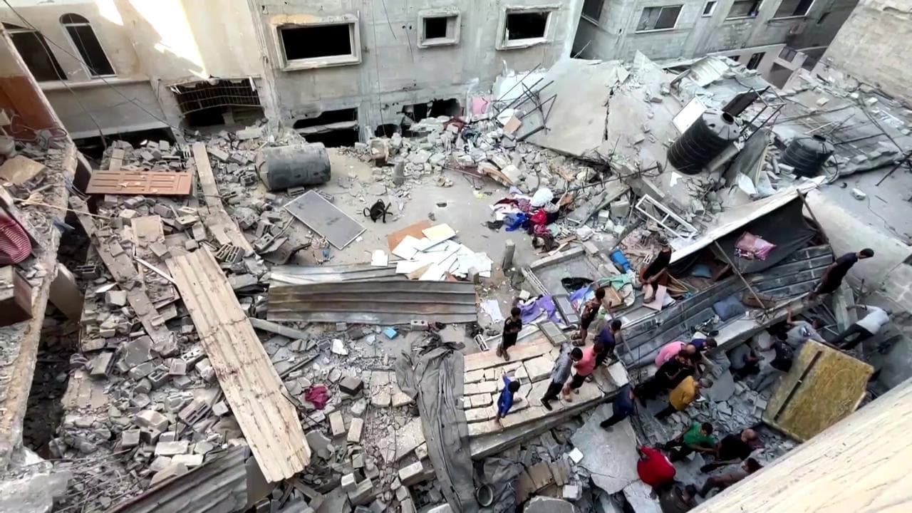 Gaza, 80 morti in 24 ore. Si scava tra le macerie per trovare sopravvissuti al raid dell'Idf