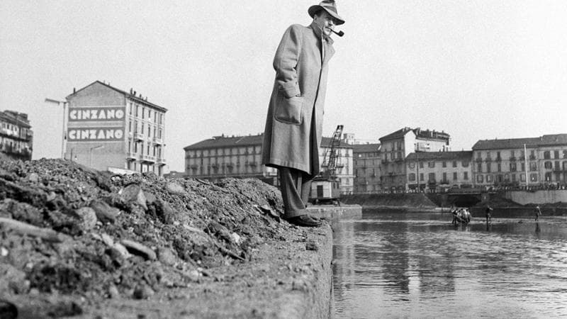 Lo scrittore belga Georges Simenon osserva la Darsena che gli ricorda il canale Saint Martin di Parigi. Milano, 1957