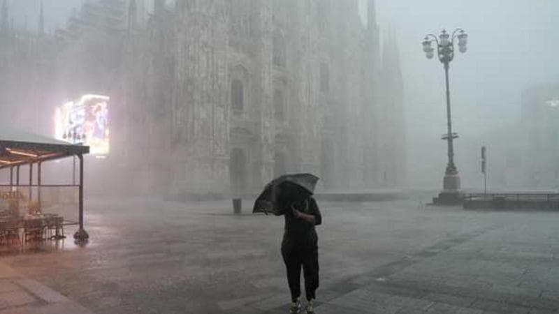 Milano, ondata di maltempo, Forte temporale, pioggia e forti raffiche di vento in centro a Milano (Milano - , <credi
