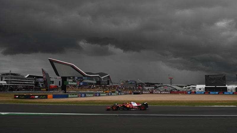 Hamilton tra la pioggia di Silverstone