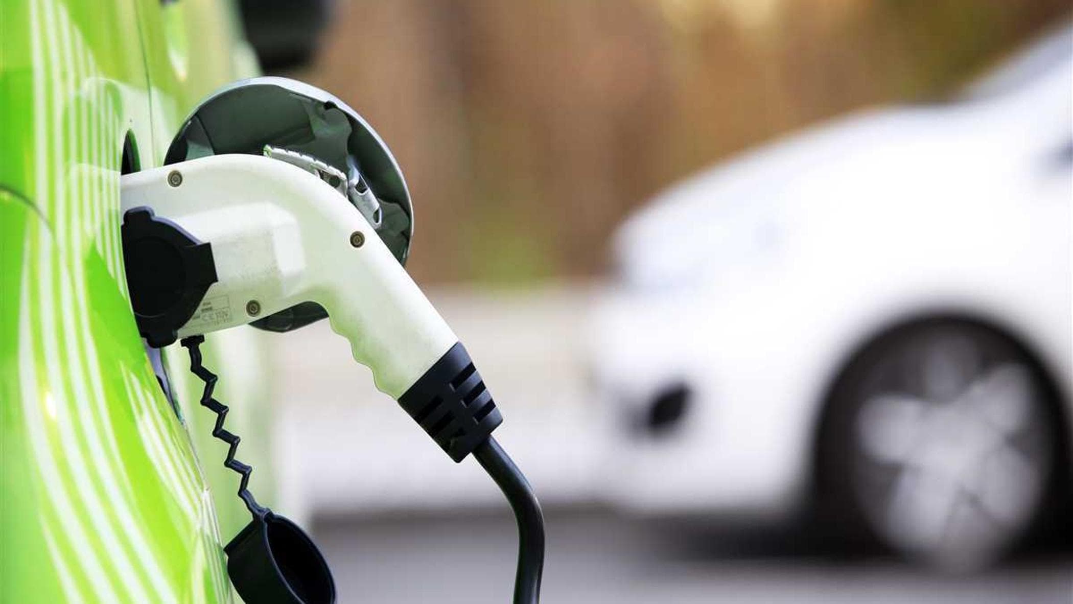 車はますます高価で、「障害」は電気（およびEU）です。それが理由です