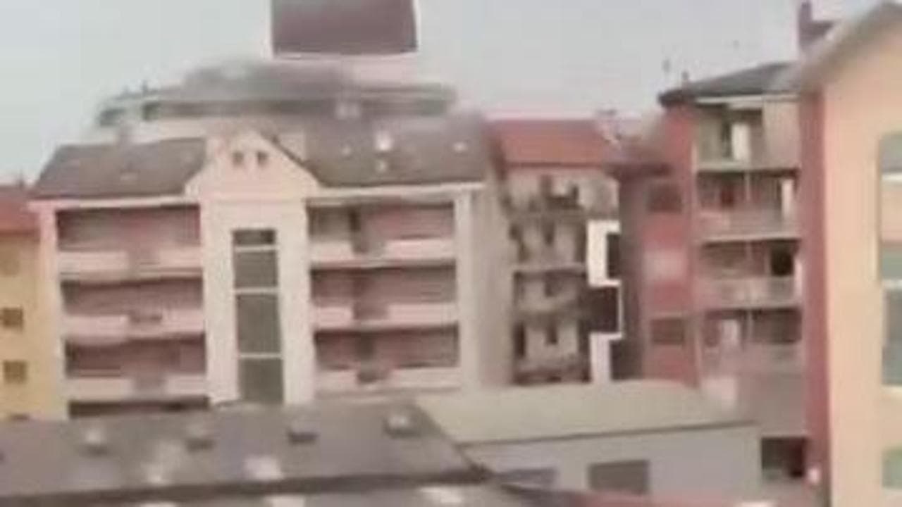 Novara, la furia del vento scoperchia il tetto di una casa in pieno centro