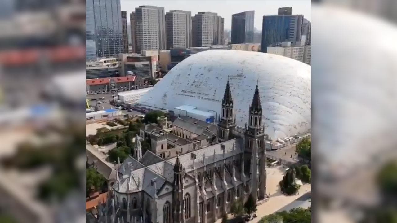 Cina: la gigantesca "cupola" gonfiabile protegge il quartiere dai lavori del cantiere in costruzione