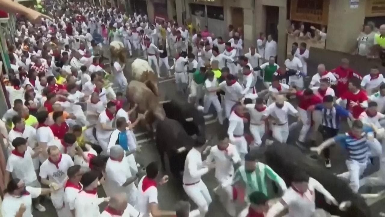 Pamplona, la prima delle tradizionali corse con i tori per la festa di San Firmin: sei feriti