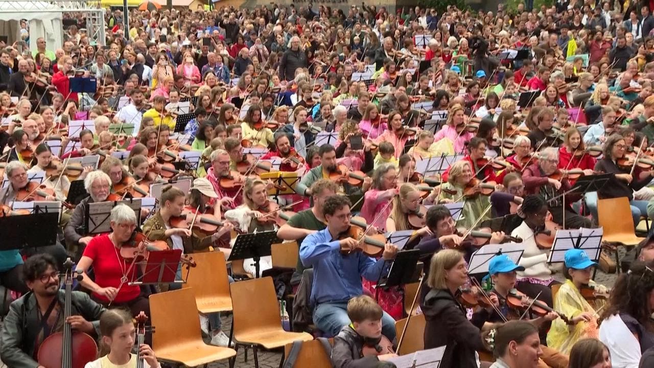 Germania, la più grande orchestra d'archi del mondo: 1353 musicisti suonano l'Inno alla gioia