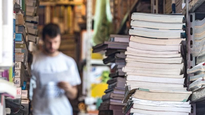 12/09/2016 Roma, Compravendita di libri scolastici usati al lungotevere Oberdan