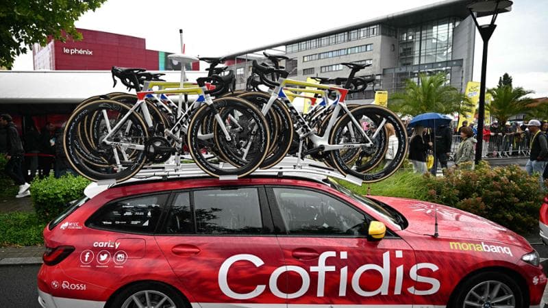Furto al Tour, i corridori della Cofidis si ritrovano senza bici. Poi i fornitori fanno il miracolo