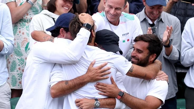 La festa di Cobolli dopo il match