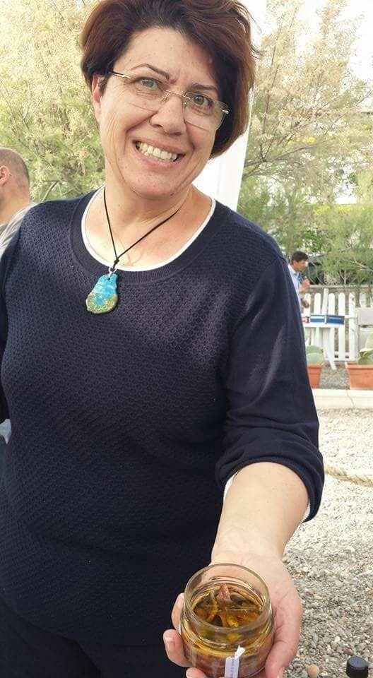 Donatella Marino con un barattolo delle sue alici