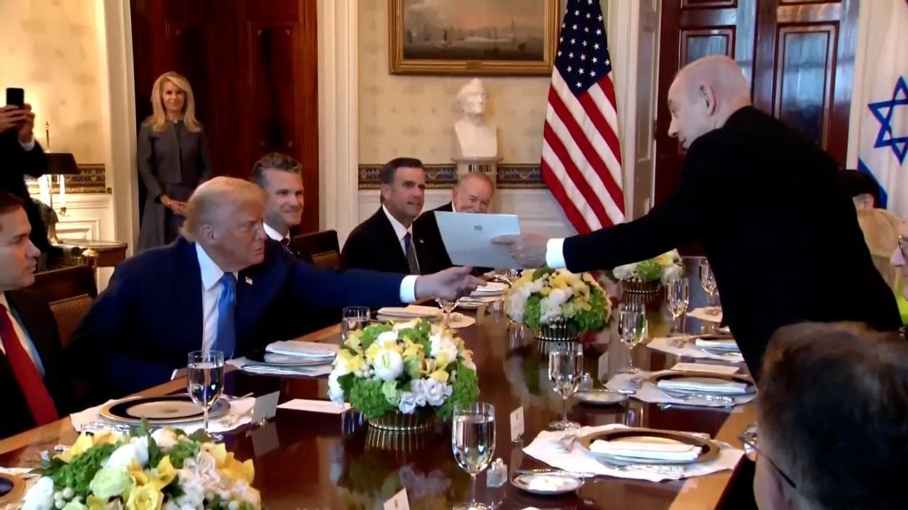 Netanyahu consegna a Trump la lettera con cui lo candida al Nobel per la Pace: "Dovrebbe riceverlo"