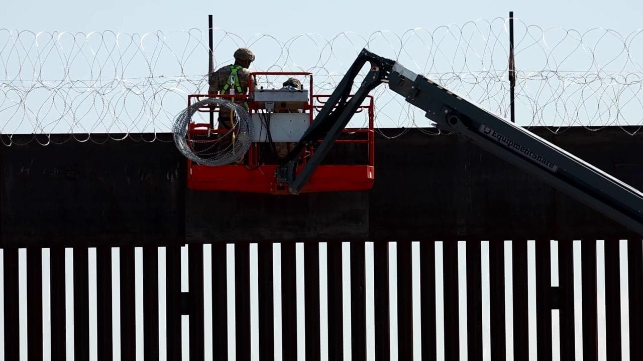 Usa, l'esercito tende il filo spinato sul muro con il Messico