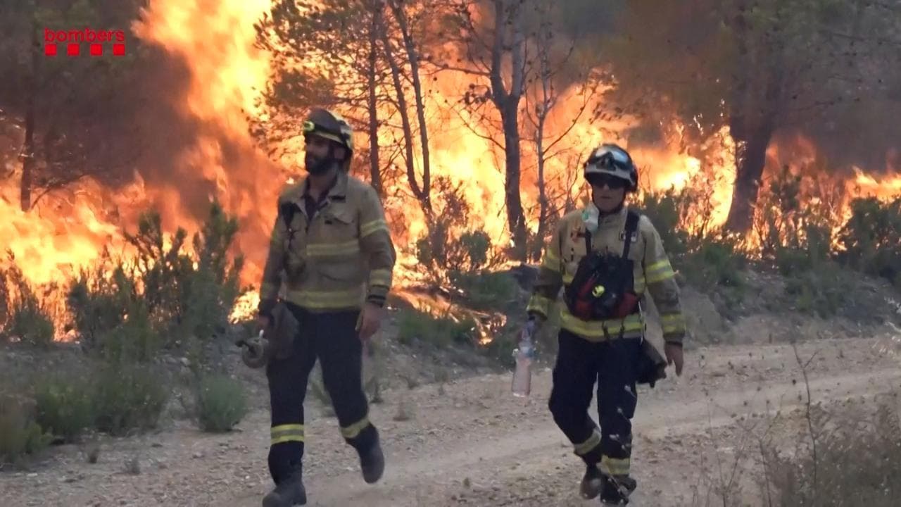 Spagna, la Catalogna brucia: anche i militari chiamati a combattere contro fiamme e vento