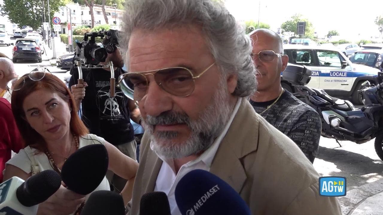 Terracina, il sindaco: "Mara ha fatto uscire e salvato tutti. Trovata a un metro dalla porta"