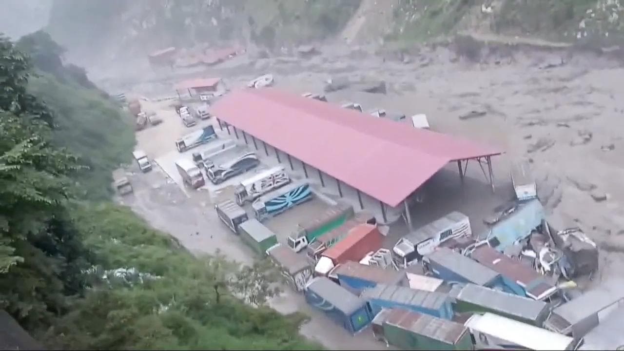 Cina: l'alluvione distrugge il "Ponte dell'amicizia" con il Nepal, decine di dispersi