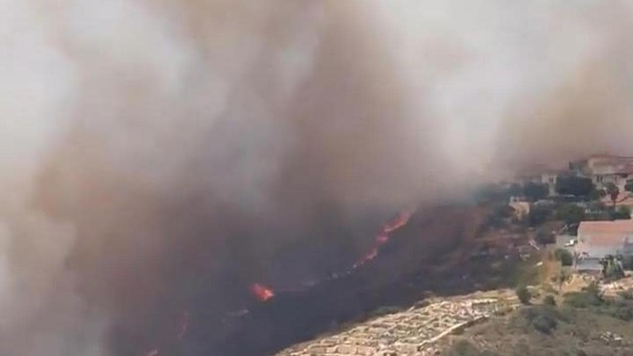 Francia, gigantesco incendio a Marsiglia: il fumo visibile a chilometri di distanza