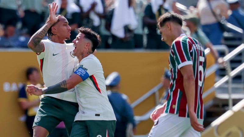 Enzo Fernandez festeggia Joao Pedro dopo il 2-0
