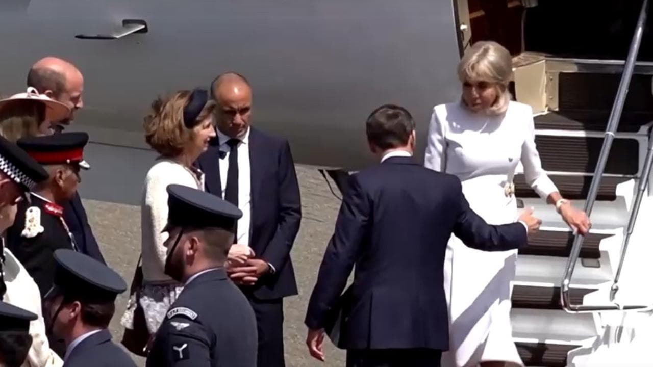 Brigitte Macron ignora il marito: mano rifiutata sulla scaletta dell'aereo a Londra