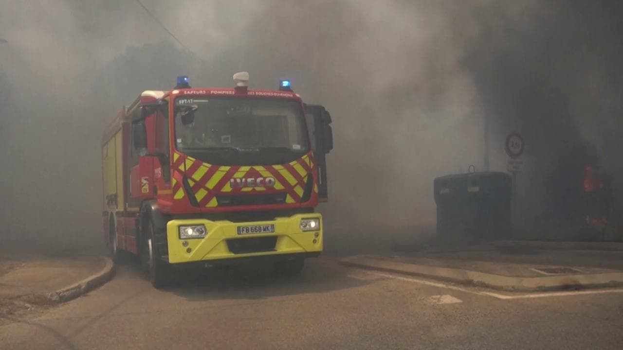 Marsiglia, incendio in "regressione" ma non spento: i vigili del fuoco in azione