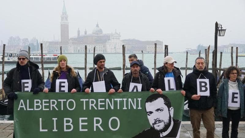 Alberto Trentini, parla il compagno di cella: “Legati, incappucciati e torturati. È un inferno”