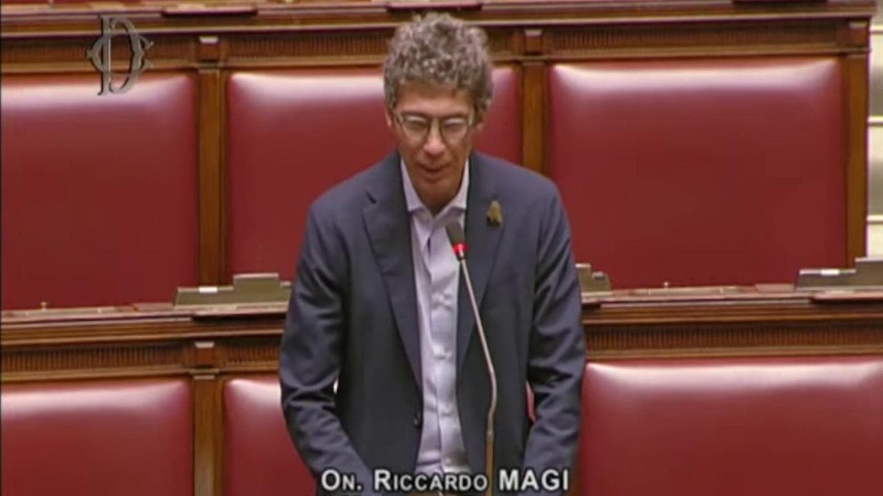 Question time alla Camera, Magi interroga Lollobrigida con fiore di marijuana all'occhiello