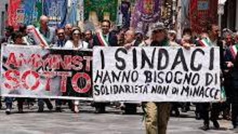 Il pizzo chiesto anche al sindaco: così le mafie continuano a minacciare gli amministratori pubblici