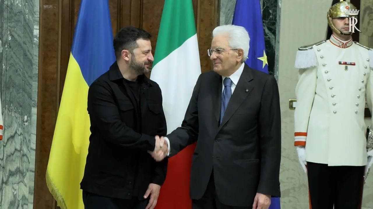 Roma, Mattarella accoglie al Quirinale Zelensky: "Pieno sostegno all'Ucraina, l'Italia è con voi"