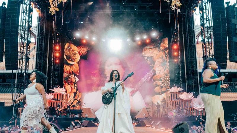 Concerti negli stadi 2025: la musica non basta, lo show è gigante
