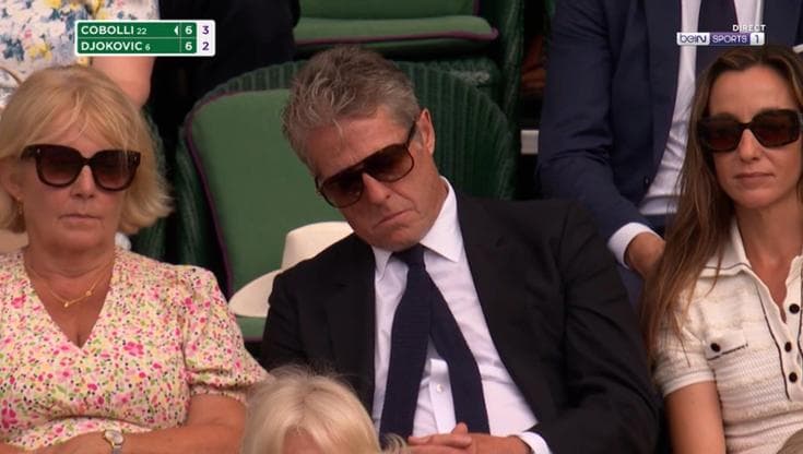 Hugh Grant si addormenta nel Royal Box a Wimbledon durante il match di Cobolli