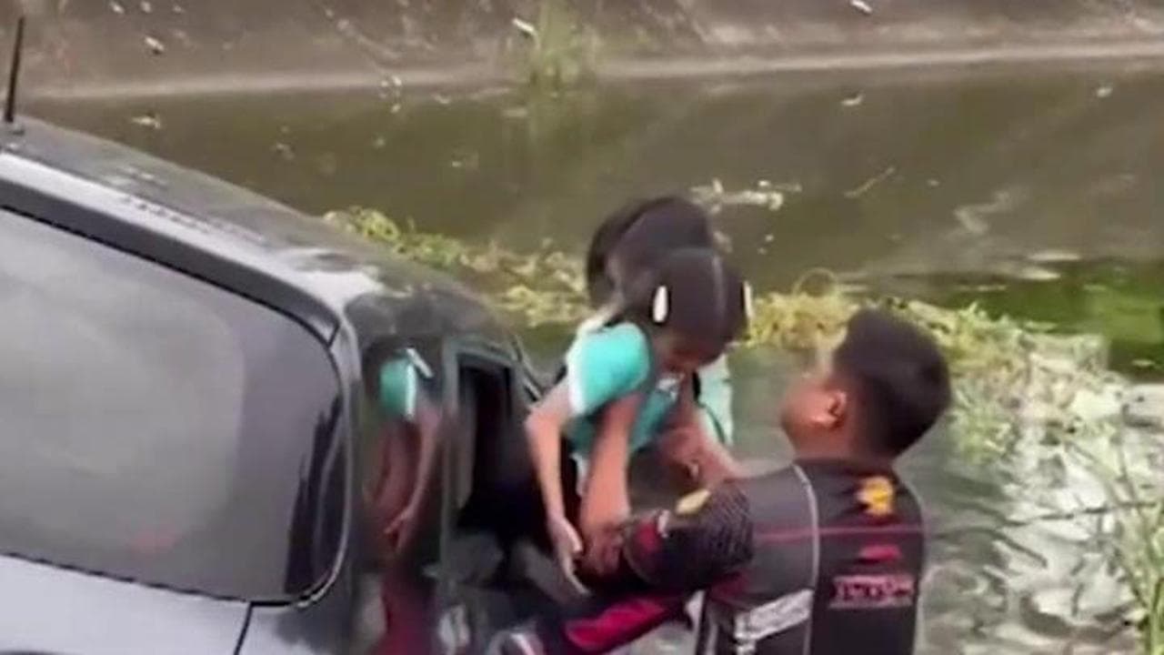 Thailandia, mamma e figlia finiscono con l'auto in un canale: l'eroico salvataggio dei passanti