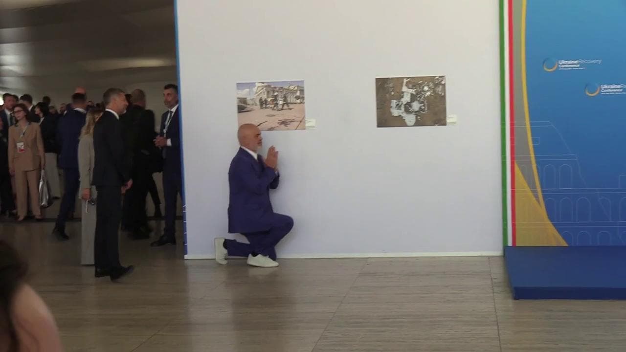Conferenza sull'Ucraina a Roma, Edi Rama si inginocchia prima di salutare Giorgia Meloni