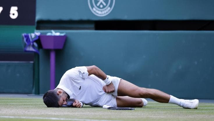 La caduta di Djokovic nel match contro Cobolli
