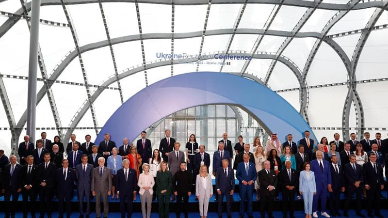 Foto di famiglia durante la Conferenza per la Ricostruzione dell&rsquo;Ucraina, Roma
