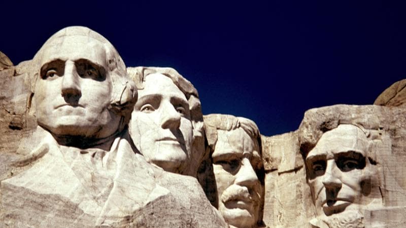 le teste dei presidenti George Washington, Thomas Jefferson, Theodore Roosvelt e Abraham Lincoln scolpite nella pietra del monte Rushmore a Keystone