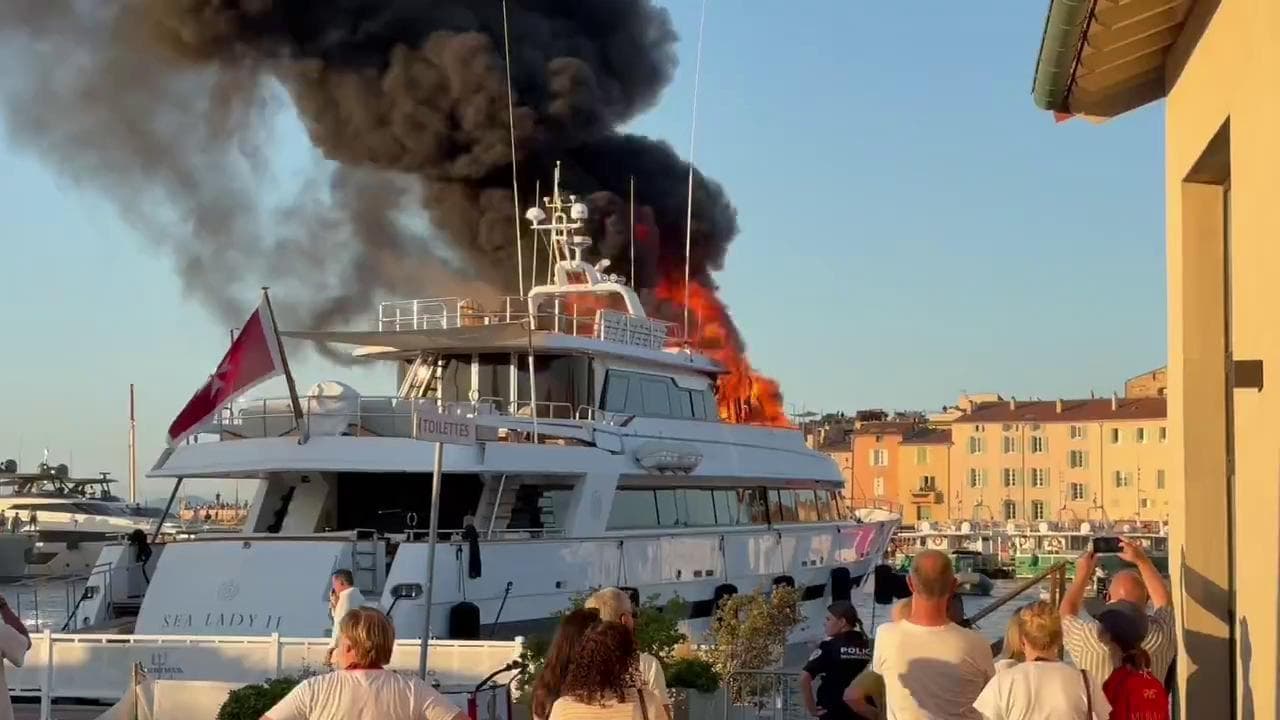 Francia, superyacht in fiamme nel porto di Saint-Tropez: i passanti riprendono l'incendio
