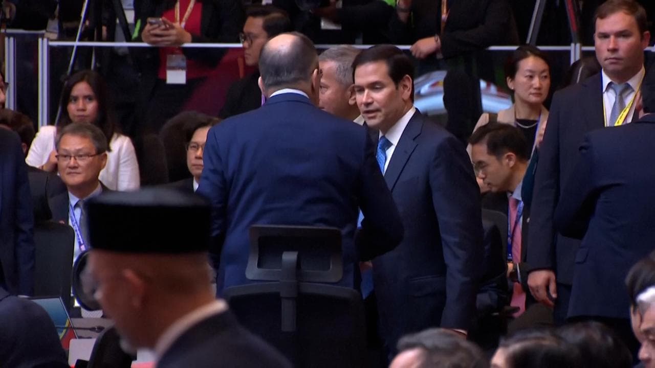 Malesia, la (quasi) amichevole stretta di mano tra Rubio e Lavrov. "Ma posizioni invariate"