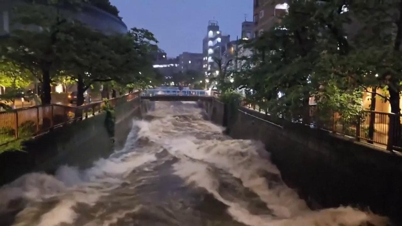 Giappone, allerta meteo a Tokyo: in città suononano le sirene dopo le piogge record
