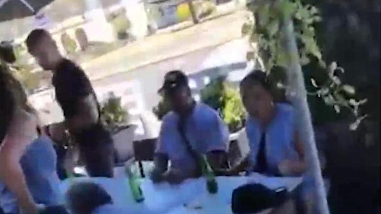 Spagna, ristoratore insulta e caccia via turisti israeliani: "Figli di p***, uccidete i palestinesi"