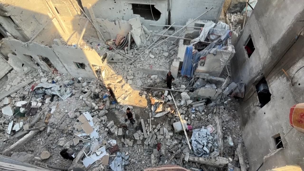 Gaza, ancora decine di morti al giorno:  si scava tra le macerie dopo le bombe israeliane su Jabalia