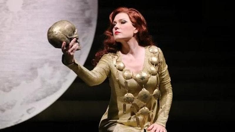 Alla Scala la “Norma” brilla per la musica, ma affonda per la regia