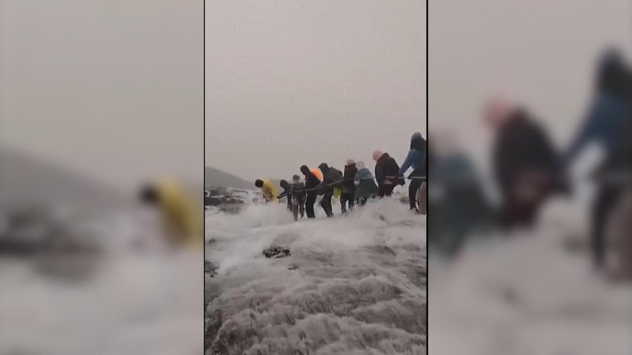 Malesia, la tempesta d'acqua sorprende gli scalatori: la pericolosa discesa sul sentiero inondato
